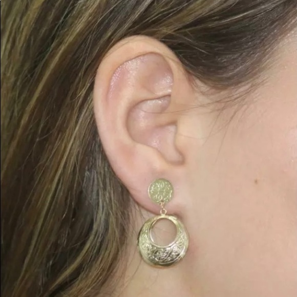 Vintage ornate 14k gold hoop earrings - Picture 2 of 5